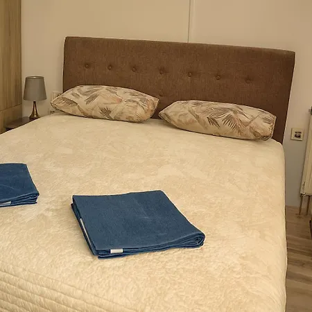 House For 15 In Free Parking Area Apartmán