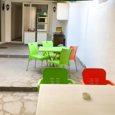 House For 15 In Free Parking Area Apartmán