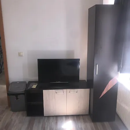 House For 15 In Free Parking Area *