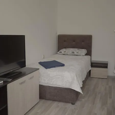 House For 15 In Free Parking Area Apartmán Skopje