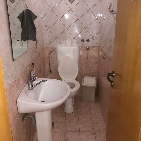 House For 15 In Free Parking Area Apartmán Skopje