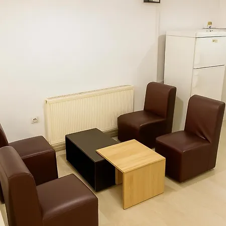 House For 15 In Free Parking Area