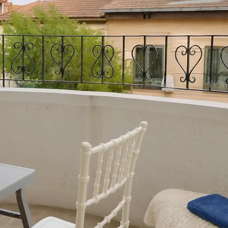 House For 15 In Free Parking Area Apartmán