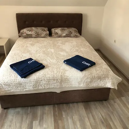 House For 15 In Free Parking Area Apartmán *