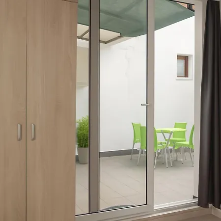 House For 15 In Free Parking Area Apartmán *