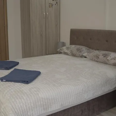 House For 15 In Free Parking Area * Skopje