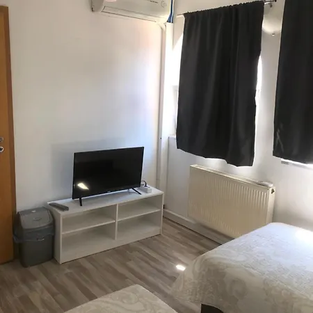 House For 15 In Free Parking Area Apartmán *