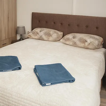 House For 15 In Free Parking Area