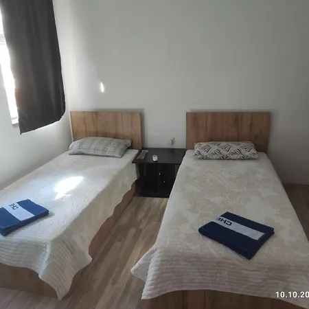 House For 15 In Free Parking Area