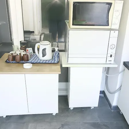 House For 15 In Free Parking Area *