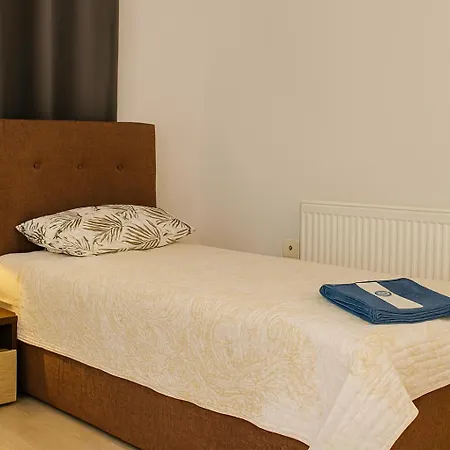 House For 15 In Free Parking Area Apartmán *