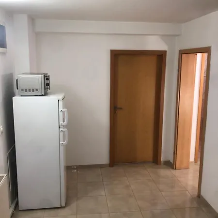 House For 15 In Free Parking Area Skopje