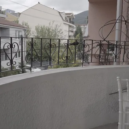 House For 15 In Free Parking Area Apartmán Skopje