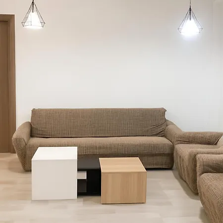 House For 15 In Free Parking Area *