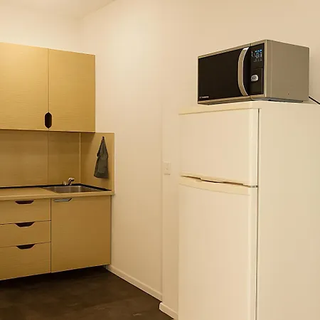 House For 15 In Free Parking Area *